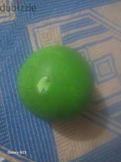 كره قدم مستعمله يعني شبه حلوه