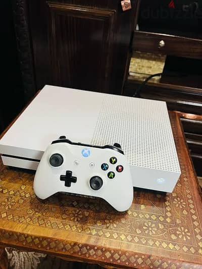 Xbox one s إكس بوكس ون إس بحالة ممتازة
