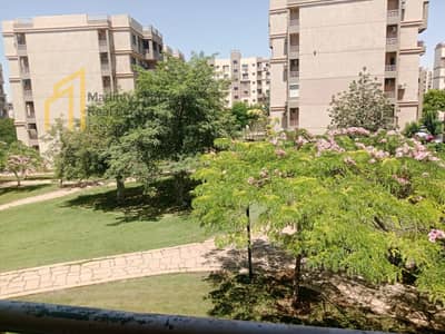 For rent, a 131 m² apartment with a view of the garden, equipped with gas, ready for habitation, clean.