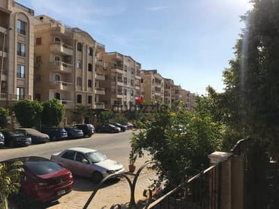 Elevated ground floor 126m apt in Al-Narges Villas, with 66m private garden/entrance. Located behind MASE School & steps from Gamal Abdel Nasser Axis.