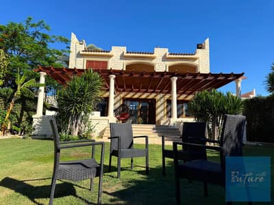 فيلا للإيجار في مارينا 5 – Marina 5 Villa | إطلالة مباشرة على البحر والبحيرة | 5 غرف نوم | شمسية خاصة | فرش أول استخدام | الساحل الشمالي