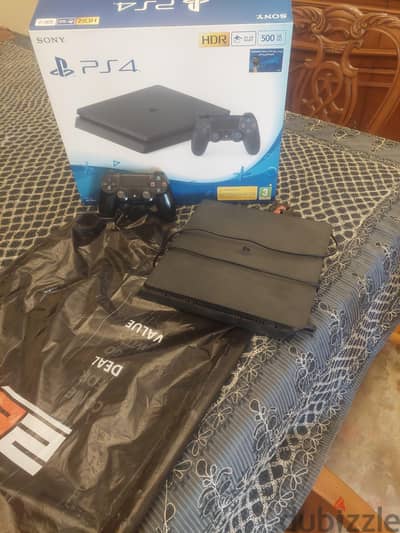 Ps4 مستعملة بحالة جيدة جدا ومعاها دراع والكرتونة الأصلية بتاعتها