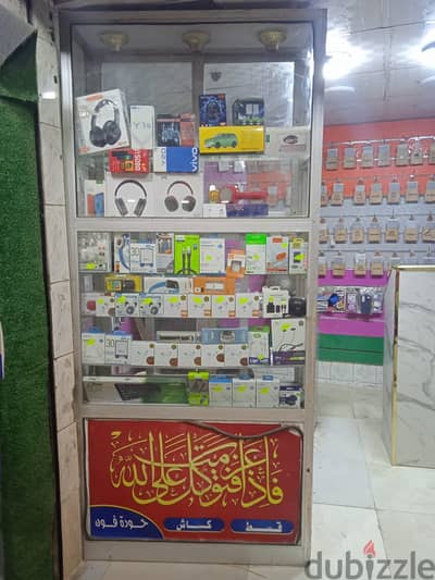 باترينة لعرض الموبايلات واكسسوارات الكمبيوتر