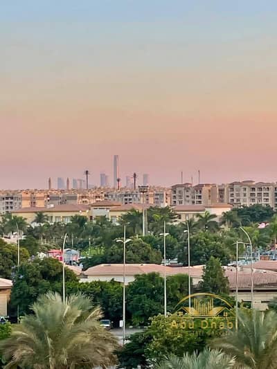 شقه 211 متر للايجار بالمطبخ والتكيفات بمدينتي B1   اطلاله علي شارع رئيسي   بجوار نادي مدينتي الرياضي  تشطيبات خاصه بالكامل