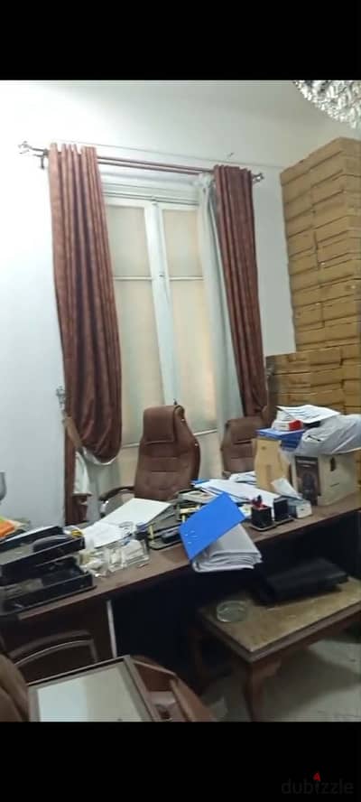 شقه تصلح لجميع الاغراض سقف عالي 3 غرف 30 الف بوسط البلد