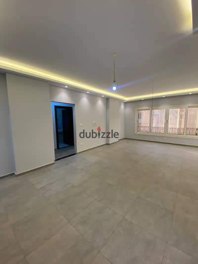 140-meter apartment on the third floor with an elevator in North Lotus, prime location