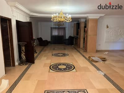 Villa for sale at an incredible price, guaranteed investment - Consists of 3 floors of separate apartments + roof + basement (Land area 480 m, floor area 240 m) in the heart of Sheikh Zayed, neighborhood 11, adjacent 1, > Finishes of the highest level. The flooring is entirely made of luxurious marble with beech kitchens.