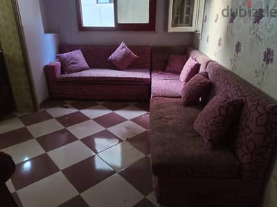 ركنة مودرن حرف L بحالة جيدة جداً ومعاها الخداديات - بسعر لقطة!
