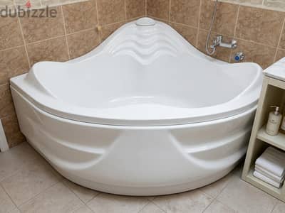 بانيو جاكوزي ركنة (زاوية) بحالة ممتازة
