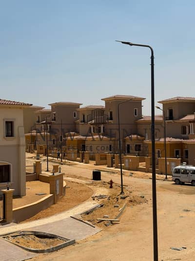 فيلا 258مترللبيع  فى سيتي جيت قطرى ديار اربع غرف نوم و غرفة مربية مطلة على مساحات خضراء طوب احمر جاهزة للاستلام