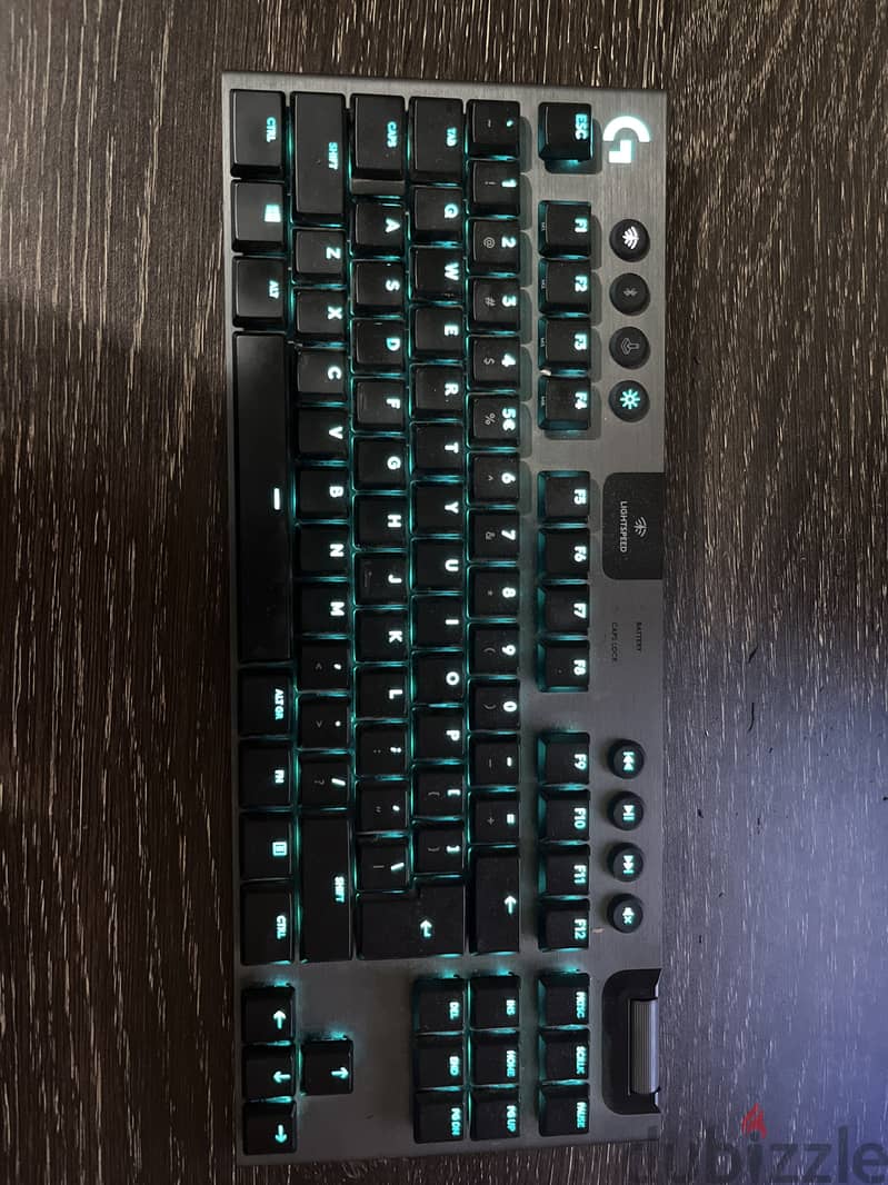 Logitech G915 TKL wireless with original cable 1