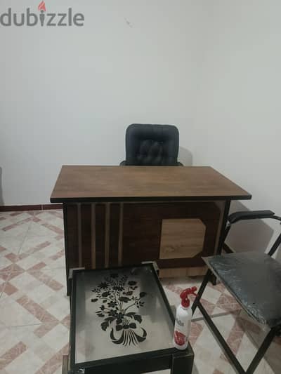 مكتب  للبيع استعمال بسيط 3 ادراج وخزنه