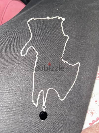 سلسله فضه عيار ٩٢٥ وزن تلاته جرام ونص ومعاها دلايه سوده