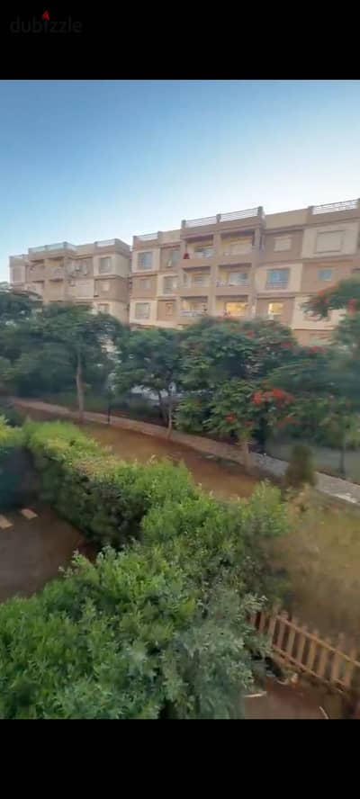 شقه للبيع في مدينتي 131متر فيو وايد جاردن بحري 3غرف وحمامين ومطبخ وريسبشن امام الفود كورت مباشرة وموقف الباصات بسعر لقطه 6مليون و600 الف كاش خالصه جميع الاقساط بالوديعه معاينه اي وقت