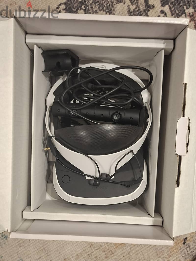 PS4 VR Goggles - Like New 1