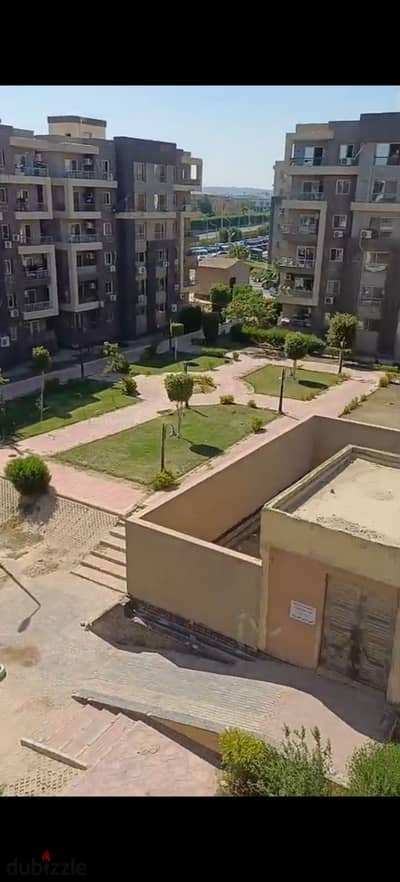 شقة بموقع مميز بحري ناصيه دور رابع في دار مصر الحي 12
