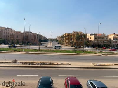 شقه 200م للايجار بالتجمع الاول تشطيب هاي لوكس وسيط من المالك