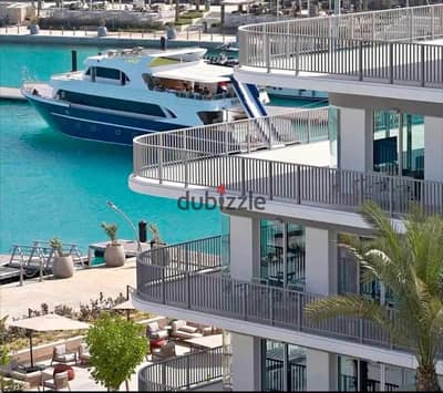 استوديو للبيع شايف البحر و علي المارينا دايركت بمقدم 790 الف موقع مميز الكيلو 185 في قرية سولت رأس الحكمة الساحل الشمالي