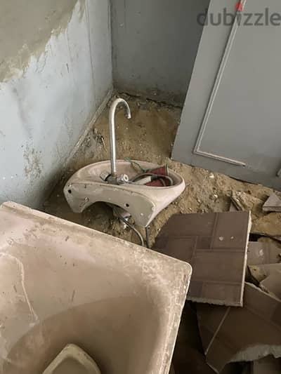 ٣ ابواب بلكونه زجاج وشيش وسلك بالحلق بحاله ممتازه بانيو وحوط وقاعده
