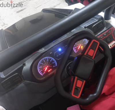 سيارة اطفال دفع رباعي اللون ابيض