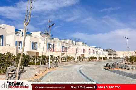 فيو مفتوح على حمام سباحة فيلا  تاون هاوس للبيع في نايا باي - الساحل الشمالي