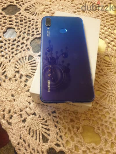 هواوي نوفا 3i بالعلبة  128 جيجا رام ٤شرخ بسيط بالباغه01228599380