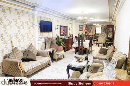 شارع رئيسي خطوات من البحر شقه للبيع المندره