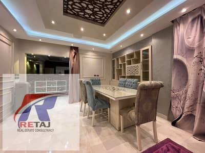 شقه للايجار المفروش في كومباوند ذا سكوير التحمع الخامس  مساحة الوحدة : 185 متر  - عدد الدور: الخامس  (تقسيم الشقة من الداخل)  - عدد الغرف:3 - ريسبشن -