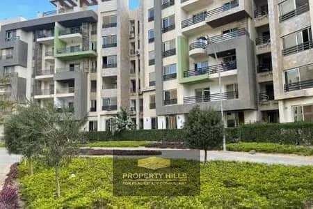 For sale, a distinctive apartment with a view of the swimming pools in La Colina, Sheikh Zayed, and a wall with a wall with Itaba. For sale, a distinctive apartment with a view of the swimming pools in La Colina, Sheikh Zayed, and a wall with a wall with Itaba.