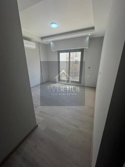 شقة للإيجار في كمبوند فيلدج وست 123 م ٢ غرفه ٢ حمام مطبخ وتكيفات اول سكن