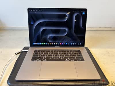 MacBook Pro Retina 15-inch (2017) - Core i7 - 16GB SSD 256GB