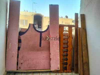 2 سرير  واحد 180×200  ومعاه المله وسرير اطفال 1.2×2 مش معاه المله