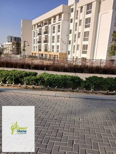 شقة للبيع في أب تاون كايرو إعمار متشطبة بالتكييفات و فيو مفتوح  Uptown Cairo Emaar