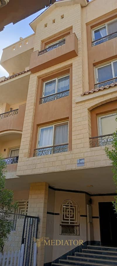 شقة دور متكرر متشطبة في كمبوند الخمائل بالشيخ زايد وامام هايبر
