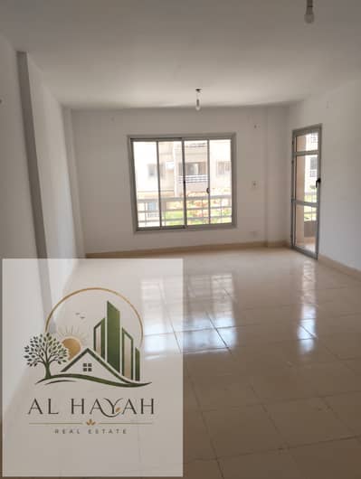 شقة 124 متر للبيع كاش  في مدينتي مرحلة b6 تشطيب الشركة بحالة جيدة غير مجروحة تمام  بجوار الحركة والساوث بارك