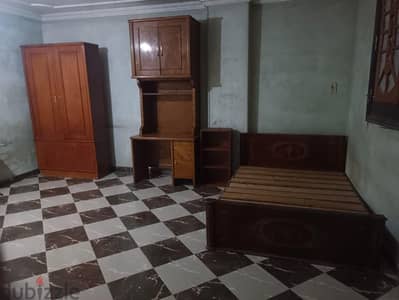 سفرة كاملة و ٣ غرف نوم كاملين ومطبخ كامل وانتريه