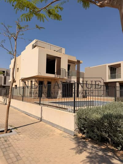 فيلا مستقلة XV للبيع في سوديك إيست الشروق Sodic East Al Shorouq موقع مميز كورنر مباشرة على اللاندسكيب بحمام سباحة خاص