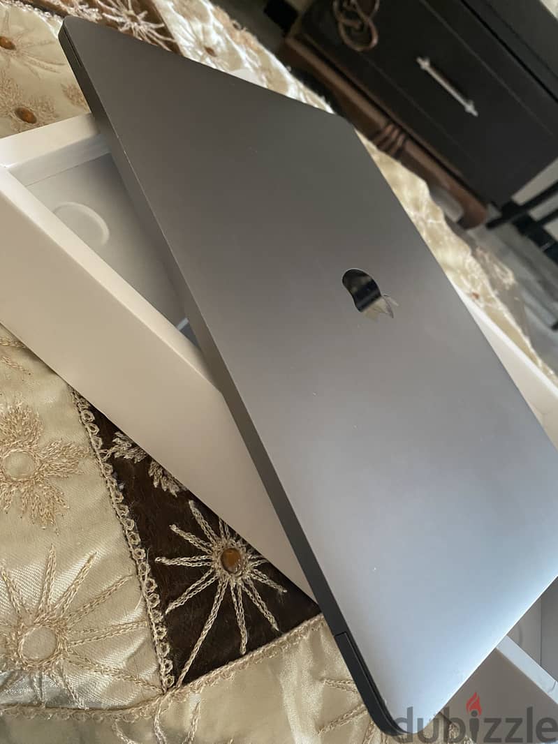 MacBook pro 2020 , 13 inch 4