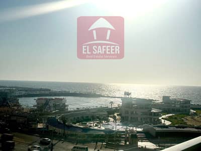شقه مفروشه للايجار اليومي ب رشدي اول شارع المعسكر الروماني على البحر مباشرة