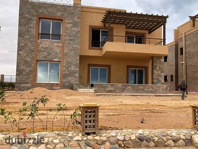 فيلا ستاندالون على البحر في لاجولي الترا لوكس للبيع في العين السخنة