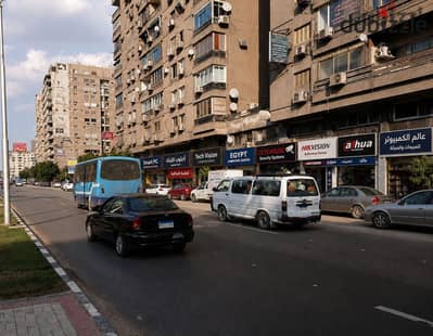 بموقع حيوى عمودى على الخلفيه المأمون بجوار سوق العصر محل له رخصه تجارى 60م به حمام وعداد كهرباء تجارى بجوار بنك CIB سوبرلوكس