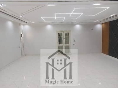 "200m Super Lux apt near Horus Gate for 2.85M EGP! 3BR, spacious reception, full utilities & elevator. Ready for immediate handover!"