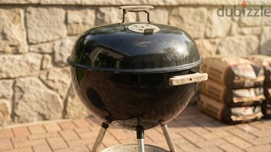 شواية فحم ويبر أصلية (Weber Kettle) بمقابض خشب كلاسيك - بحالة ممتازة