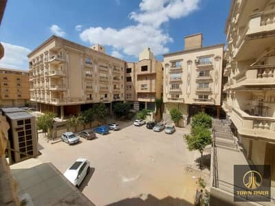 Apartment for sale in Al-Hadaba Al-Wosta, within the Aman Compound. It measures 135 square meters and features an unobstructed north-facing view. . . . . .