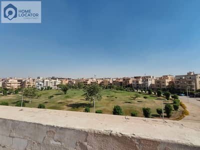 للبيع دور ثالث روف كامل علي حديقة بجنوب الاكاديمية