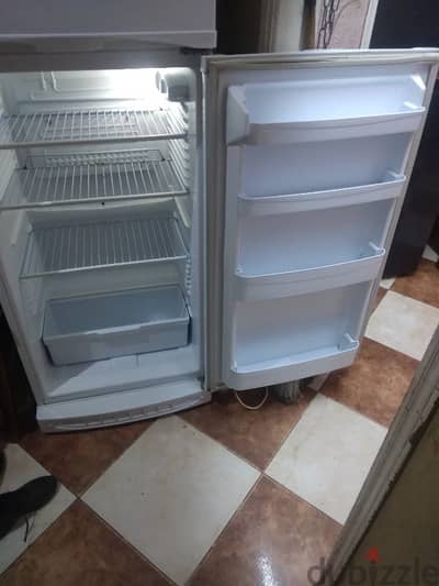 تلاجة الاسكا بحالة فوق الممتازة تشبه الجديد