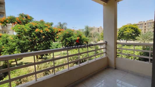 Apartment for sale in Madinaty, Talaat Mostafa 131 meters, 3 bedrooms and 2 bathrooms, garden steps from services at a price of 6,600, key available at the office.