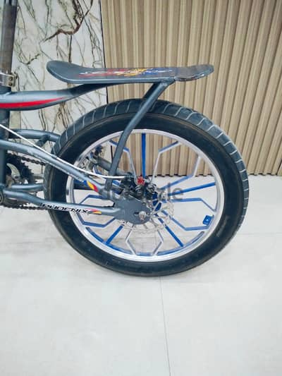 BMX   .