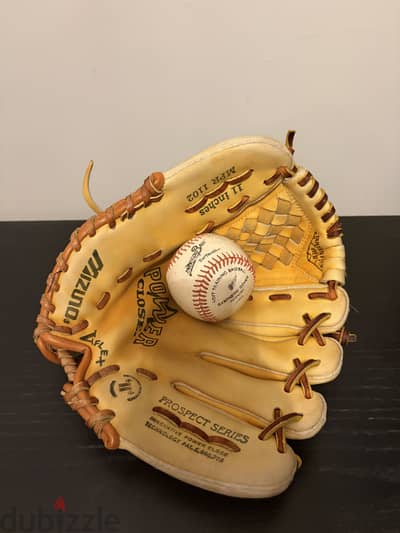 Baseball Gloves and Balls قفاز بيسبول و كرة بيسبول