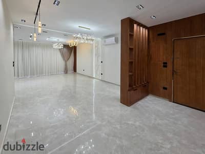 شقة مشطبة بالكامل، مجهزة بأجهزة تكييف ومطبخ يضم كافة الأجهزة المنزلية، وتقع بالقرب من الجامعة الأمريكية (AUC) ؛bathrooms 3 bedrooms and